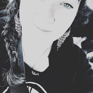 Meet your Posher, Caitlin